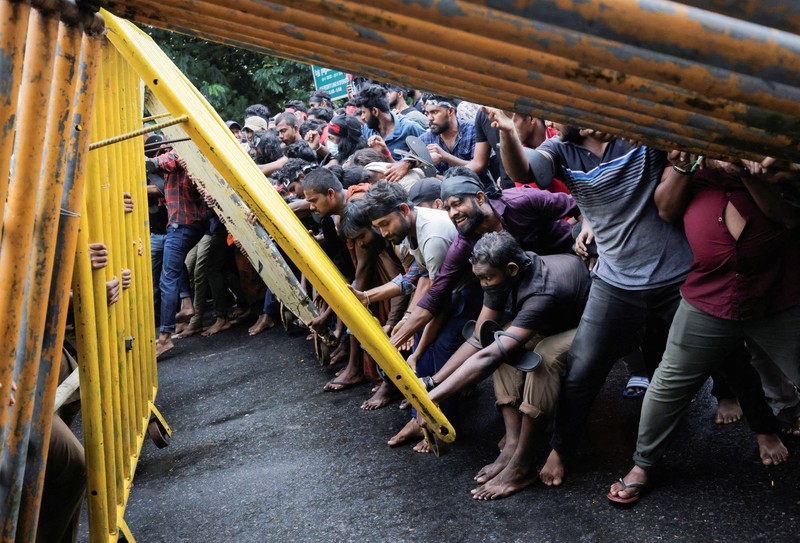 Orang-orang meneriakkan slogan-slogan menentang Presiden Sri Lanka Gotabaya Rajapaksa selama protes akibat krisis ekonomi negara tersebut di depan Sekretariat Presiden, Kolombo, Sri Lanka, Sabtu (9/4/2022). (REUTERS/Dinuka Liyanawatte)
