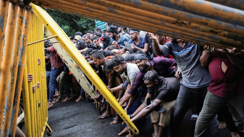 Orang-orang meneriakkan slogan-slogan menentang Presiden Sri Lanka Gotabaya Rajapaksa selama protes akibat krisis ekonomi negara tersebut di depan Sekretariat Presiden, Kolombo, Sri Lanka, Sabtu (9/4/2022). (REUTERS/Dinuka Liyanawatte)
