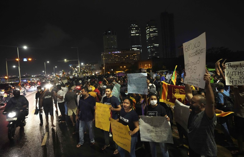 Orang-orang meneriakkan slogan-slogan menentang Presiden Sri Lanka Gotabaya Rajapaksa selama protes akibat krisis ekonomi negara tersebut di depan Sekretariat Presiden, Kolombo, Sri Lanka, Sabtu (9/4/2022). (REUTERS/Dinuka Liyanawatte)