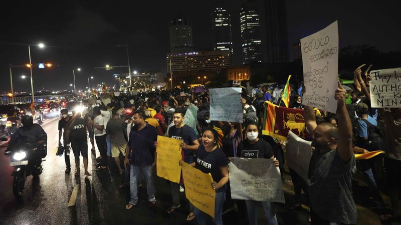 Orang-orang meneriakkan slogan-slogan menentang Presiden Sri Lanka Gotabaya Rajapaksa selama protes akibat krisis ekonomi negara tersebut di depan Sekretariat Presiden, Kolombo, Sri Lanka, Sabtu (9/4/2022). (REUTERS/Dinuka Liyanawatte)