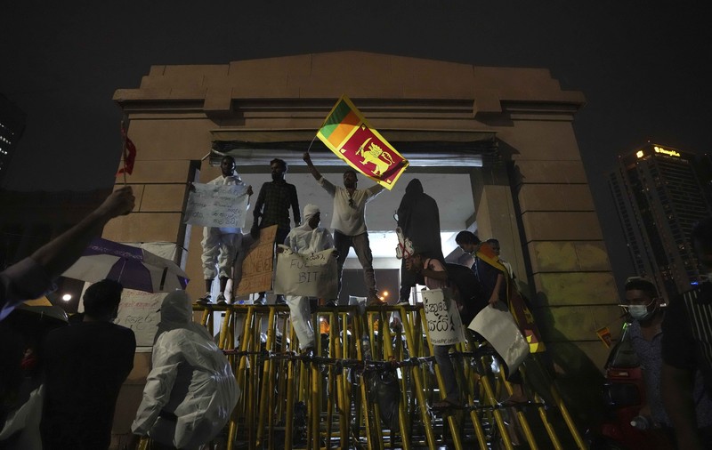 Orang-orang meneriakkan slogan-slogan menentang Presiden Sri Lanka Gotabaya Rajapaksa selama protes akibat krisis ekonomi negara tersebut di depan Sekretariat Presiden, Kolombo, Sri Lanka, Sabtu (9/4/2022). (REUTERS/Dinuka Liyanawatte)