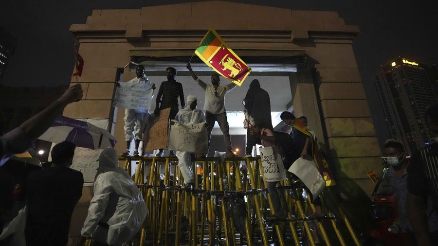 Orang-orang meneriakkan slogan-slogan menentang Presiden Sri Lanka Gotabaya Rajapaksa selama protes akibat krisis ekonomi negara tersebut di depan Sekretariat Presiden, Kolombo, Sri Lanka, Sabtu (9/4/2022). (REUTERS/Dinuka Liyanawatte)