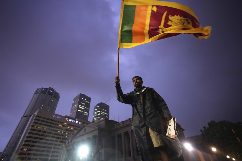 Orang-orang meneriakkan slogan-slogan menentang Presiden Sri Lanka Gotabaya Rajapaksa selama protes akibat krisis ekonomi negara tersebut di depan Sekretariat Presiden, Kolombo, Sri Lanka, Sabtu (9/4/2022). (REUTERS/Dinuka Liyanawatte)