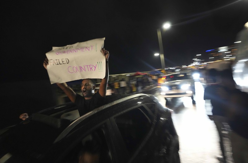 Demo Warga Sri lanka di Gedung Parlemen Sekretariat Presiden Orang-orang meneriakkan slogan-slogan menentang Presiden Sri Lanka Gotabaya Rajapaksa selama protes akibat krisis ekonomi negara tersebut di depan Sekretariat Presiden, Kolombo, Sri Lanka, Sabtu (9/4/2022). (REUTERS/Dinuka Liyanawatte)