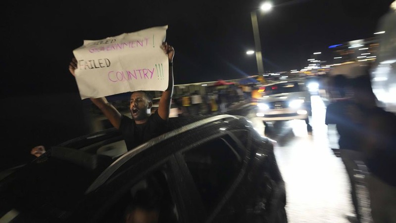 Orang-orang meneriakkan slogan-slogan menentang Presiden Sri Lanka Gotabaya Rajapaksa selama protes akibat krisis ekonomi negara tersebut di depan Sekretariat Presiden, Kolombo, Sri Lanka, Sabtu (9/4/2022). (REUTERS/Dinuka Liyanawatte)