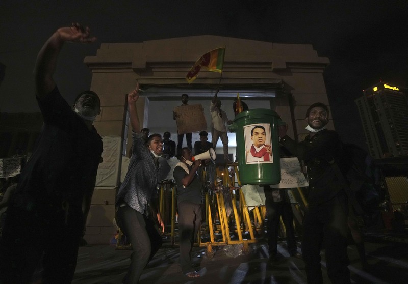 Demo Warga Sri lanka di Gedung Parlemen Sekretariat Presiden Orang-orang meneriakkan slogan-slogan menentang Presiden Sri Lanka Gotabaya Rajapaksa selama protes akibat krisis ekonomi negara tersebut di depan Sekretariat Presiden, Kolombo, Sri Lanka, Sabtu (9/4/2022). (REUTERS/Dinuka Liyanawatte)