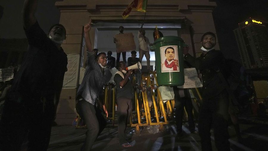 Orang-orang meneriakkan slogan-slogan menentang Presiden Sri Lanka Gotabaya Rajapaksa selama protes akibat krisis ekonomi negara tersebut di depan Sekretariat Presiden, Kolombo, Sri Lanka, Sabtu (9/4/2022). (REUTERS/Dinuka Liyanawatte)