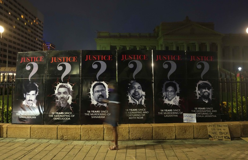 Demo Warga Sri lanka di Gedung Parlemen Sekretariat Presiden Orang-orang meneriakkan slogan-slogan menentang Presiden Sri Lanka Gotabaya Rajapaksa selama protes akibat krisis ekonomi negara tersebut di depan Sekretariat Presiden, Kolombo, Sri Lanka, Sabtu (9/4/2022). (REUTERS/Dinuka Liyanawatte)
