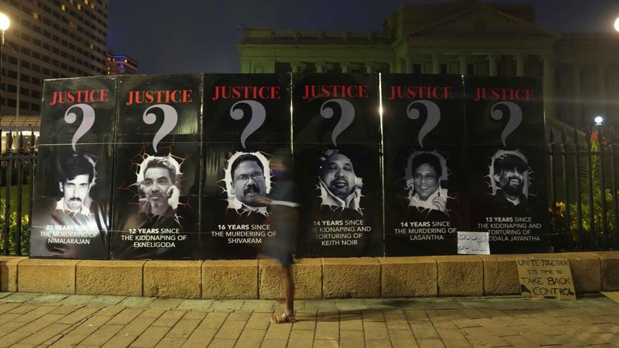 Orang-orang meneriakkan slogan-slogan menentang Presiden Sri Lanka Gotabaya Rajapaksa selama protes akibat krisis ekonomi negara tersebut di depan Sekretariat Presiden, Kolombo, Sri Lanka, Sabtu (9/4/2022). (REUTERS/Dinuka Liyanawatte)