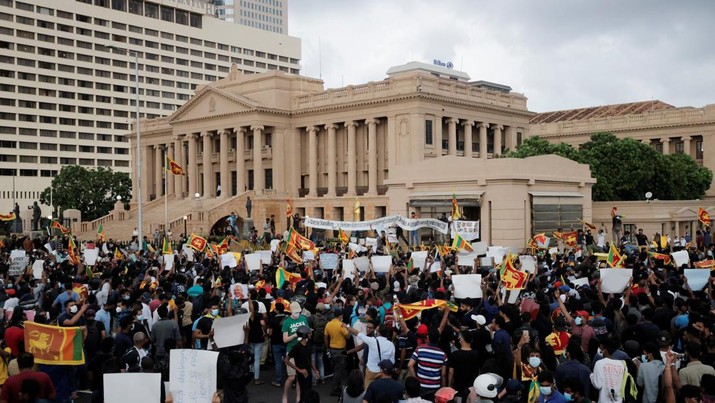 Demo Warga Sri lanka di Gedung Parlemen Sekretariat Presiden Orang-orang meneriakkan slogan-slogan menentang Presiden Sri Lanka Gotabaya Rajapaksa selama protes akibat krisis ekonomi negara tersebut di depan Sekretariat Presiden, Kolombo, Sri Lanka, Sabtu (9/4/2022). (REUTERS/Dinuka Liyanawatte)