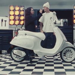 Vespa Seharga Toyota Fortuner? Ada!