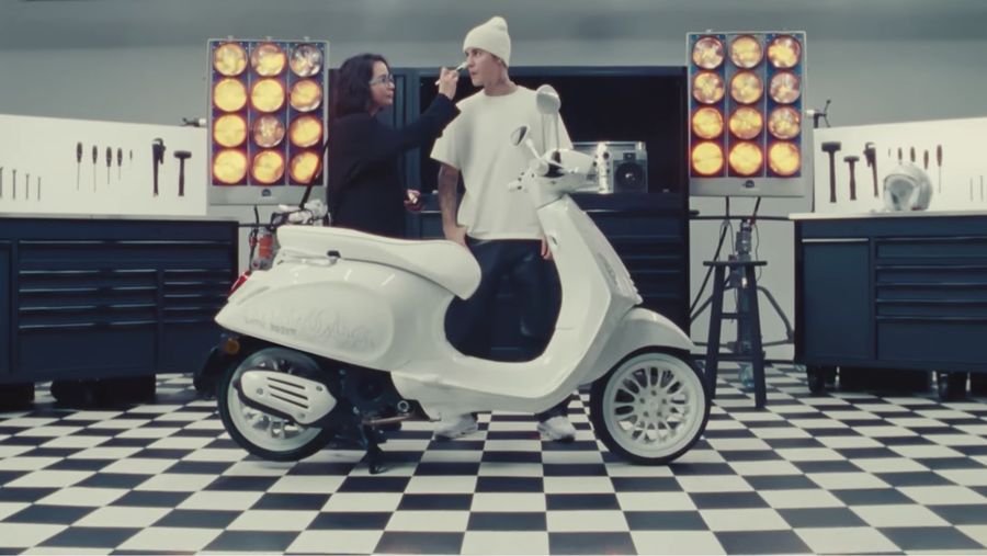 Justin Bieber x Vespa (Tangkapan Youtube Vespa Official)