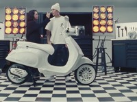 Vespa Seharga Toyota Fortuner? Ada!