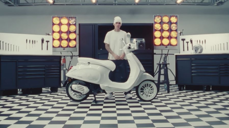Justin Bieber x Vespa (Tangkapan Youtube Vespa Official)