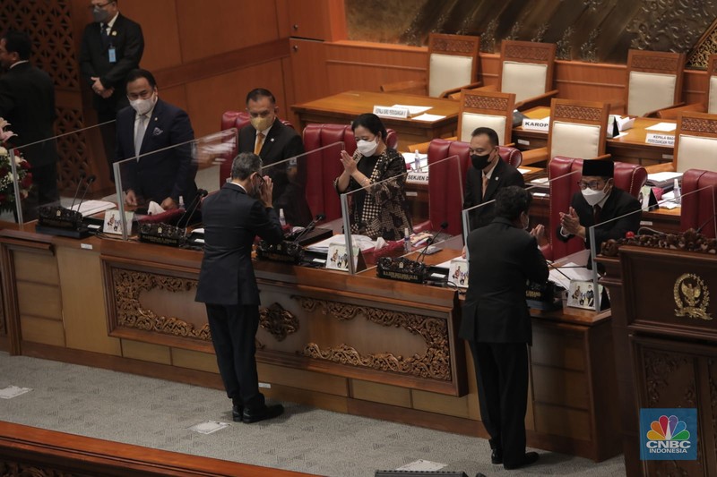 Laporan Komisi XI atas hasil Uji Kelayakan (fit and proper test) terhadap Calon Anggota Dewan Komisioner Otoritas Jasa Keuangan Periode 2022-2027. Laporan Komisi XI atas hasil Uji Kelayakan (fit and proper test) terhadap Calon Anggota Dewan Komisioner Otoritas Jasa Keuangan Periode 2022-2027. (CNBC Indonesia. Muhammad Sabki)