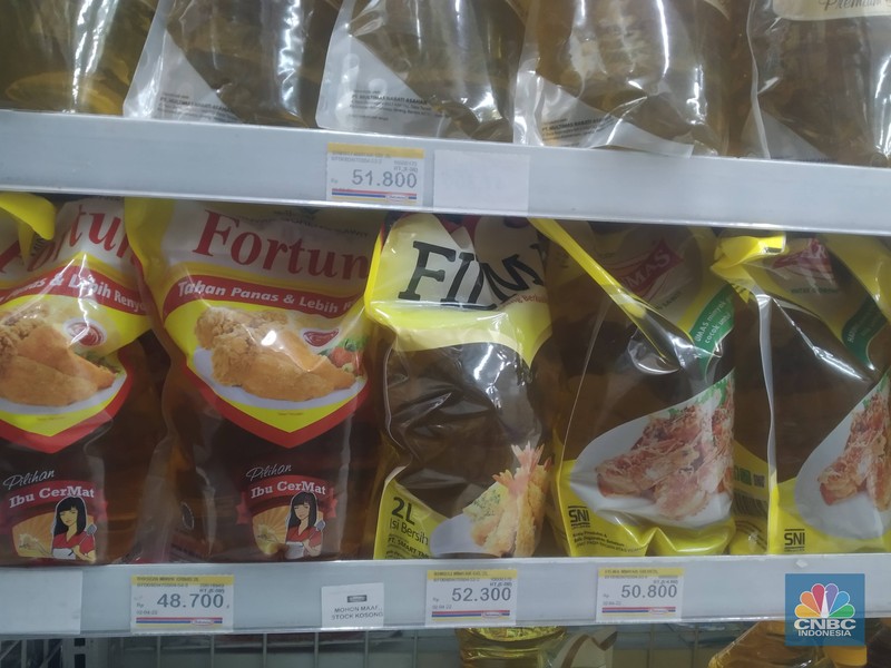 Penjualan Minyak Goreng di Mini market, Penjualan Minyak Goreng di Mini market, Jakarta, Selasa (12/4/2022). (CNBC Indonesia/ Muhammad Sabki)