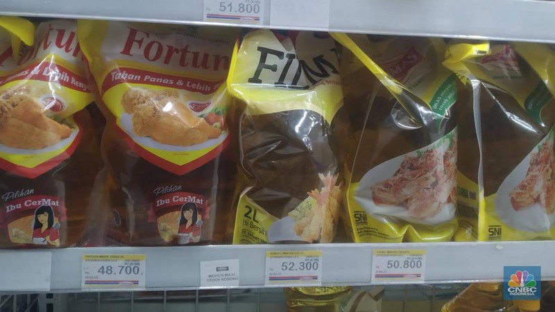 Penjualan Minyak Goreng di Mini market, Jakarta, Selasa (12/4/2022). (CNBC Indonesia/ Muhammad Sabki)
