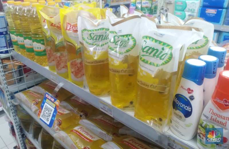 Penjualan Minyak Goreng di Mini market, Penjualan Minyak Goreng di Mini market, Jakarta, Selasa (12/4/2022). (CNBC Indonesia/ Muhammad Sabki)