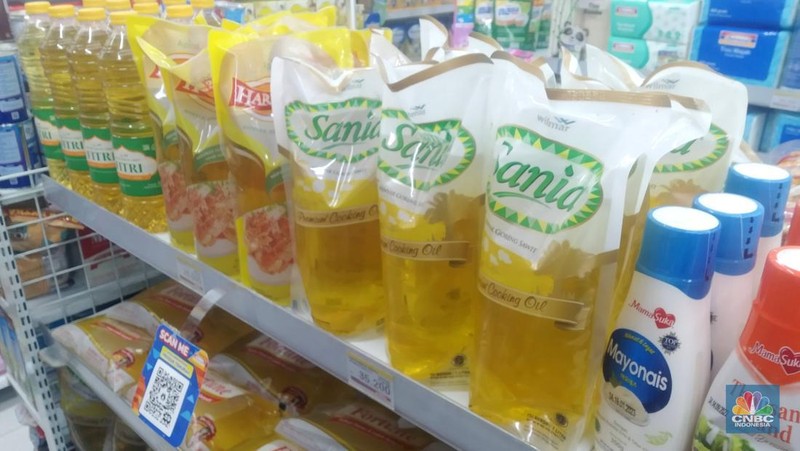 Penjualan Minyak Goreng di Mini market, Jakarta, Selasa (12/4/2022). (CNBC Indonesia/ Muhammad Sabki)