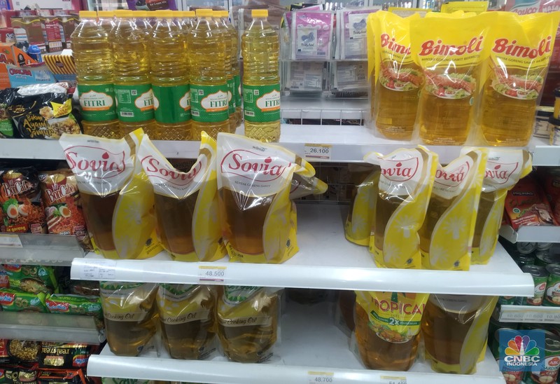 Penjualan Minyak Goreng di Mini market, Penjualan Minyak Goreng di Mini market, Jakarta, Selasa (12/4/2022). (CNBC Indonesia/ Muhammad Sabki)