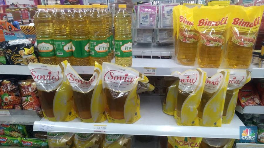 Penjualan Minyak Goreng di Mini market, Jakarta, Selasa (12/4/2022). (CNBC Indonesia/ Muhammad Sabki)