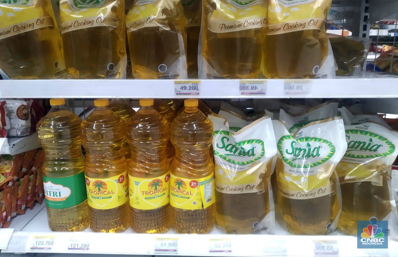 Penjualan Minyak Goreng di Mini market, Penjualan Minyak Goreng di Mini market, Jakarta, Selasa (12/4/2022). (CNBC Indonesia/ Muhammad Sabki)