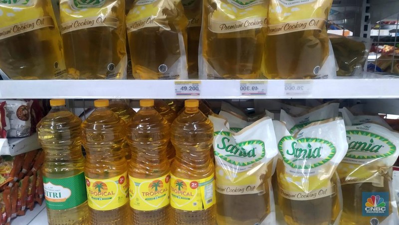 Penjualan Minyak Goreng di Mini market, Jakarta, Selasa (12/4/2022). (CNBC Indonesia/ Muhammad Sabki)