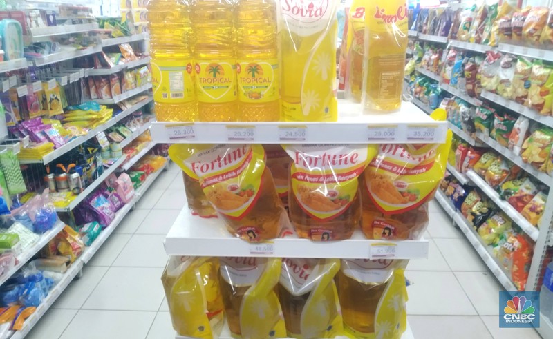Penjualan Minyak Goreng di Mini market, Jakarta, Selasa (12/4/2022). (CNBC Indonesia/ Muhammad Sabki)