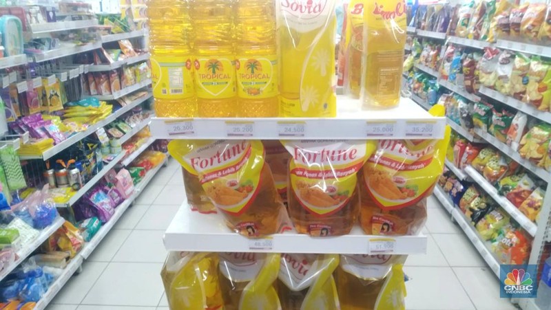 Penjualan Minyak Goreng di Mini market, Jakarta, Selasa (12/4/2022). (CNBC Indonesia/ Muhammad Sabki)