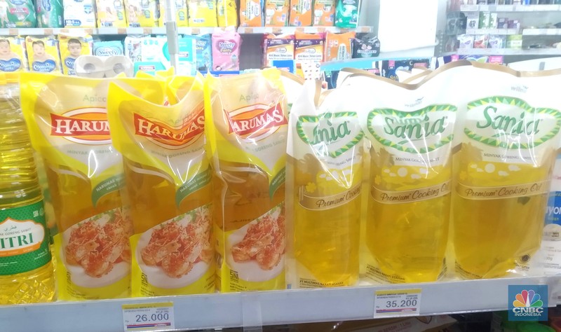 Penjualan Minyak Goreng di Mini market, Jakarta, Selasa (12/4/2022). (CNBC Indonesia/ Muhammad Sabki)