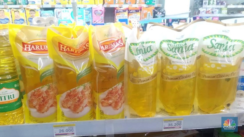 Penjualan Minyak Goreng di Mini market, Jakarta, Selasa (12/4/2022). (CNBC Indonesia/ Muhammad Sabki)