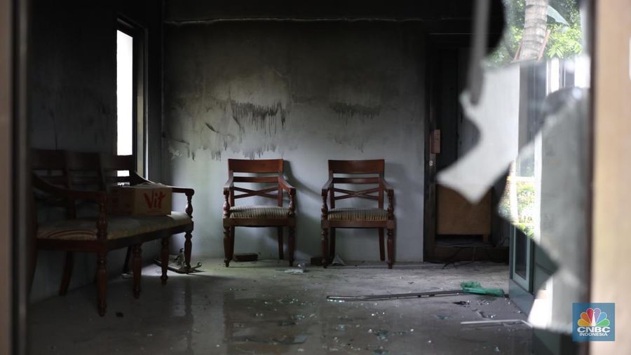 Petugas memeriksa pos polisi subsektor Pejompongan, Polsek Tanah Abang, Jakarta Pusat, Selasa (12/4/2022). Pos polisi  tersebut dibakar oleh orang tak dikenal usai kericuhan demo pada Senin (11/4/2022). ((CNBC Indonesia/ Tri Susilo)