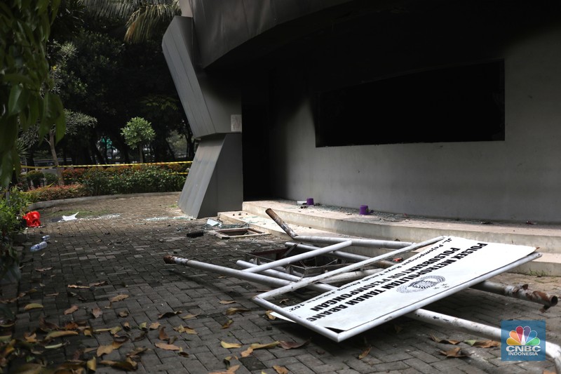 Petugas memeriksa pos polisi subsektor Pejompongan, Polsek Tanah Abang, Jakarta Pusat, Selasa (12/4/2022). Pos polisi  tersebut dibakar oleh orang tak dikenal usai kericuhan demo pada Senin (11/4/2022). ((CNBC Indonesia/ Tri Susilo)