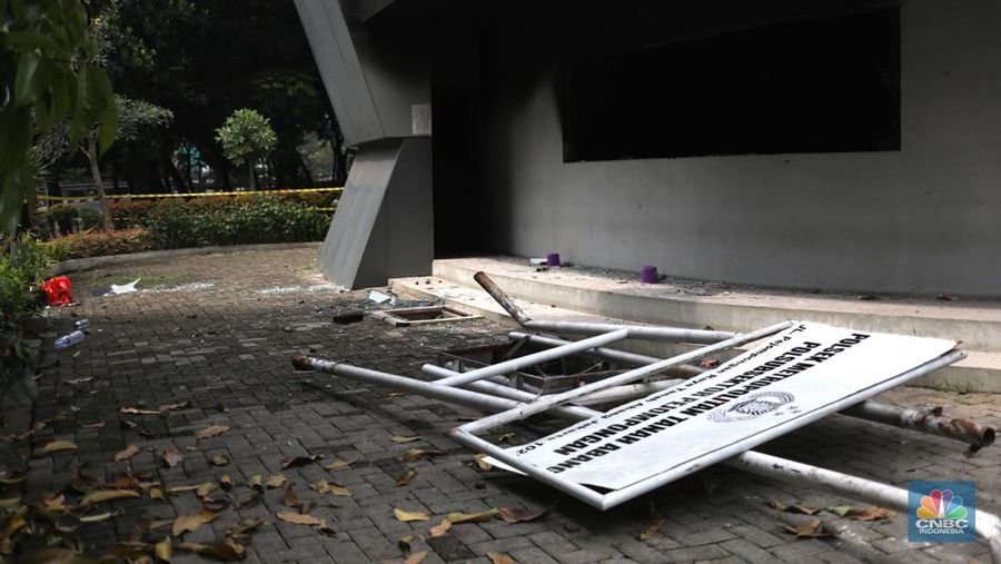 Petugas memeriksa pos polisi subsektor Pejompongan, Polsek Tanah Abang, Jakarta Pusat, Selasa (12/4/2022). Pos polisi  tersebut dibakar oleh orang tak dikenal usai kericuhan demo pada Senin (11/4/2022). ((CNBC Indonesia/ Tri Susilo)