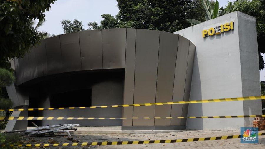 Petugas memeriksa pos polisi subsektor Pejompongan, Polsek Tanah Abang, Jakarta Pusat, Selasa (12/4/2022). Pos polisi  tersebut dibakar oleh orang tak dikenal usai kericuhan demo pada Senin (11/4/2022). ((CNBC Indonesia/ Tri Susilo)