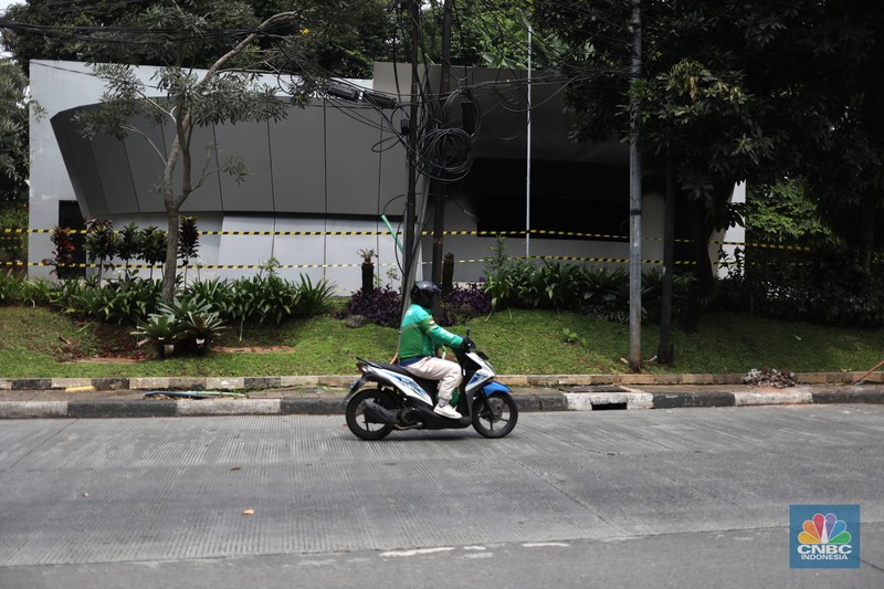 Petugas memeriksa pos polisi subsektor Pejompongan, Polsek Tanah Abang, Jakarta Pusat, Selasa (12/4/2022). Pos polisi  tersebut dibakar oleh orang tak dikenal usai kericuhan demo pada Senin (11/4/2022). ((CNBC Indonesia/ Tri Susilo)