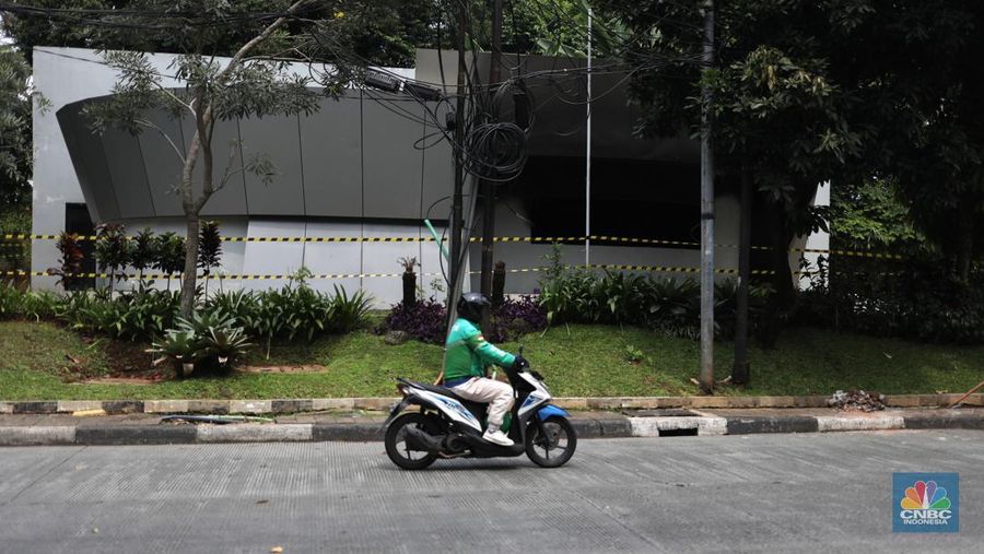 Petugas memeriksa pos polisi subsektor Pejompongan, Polsek Tanah Abang, Jakarta Pusat, Selasa (12/4/2022). Pos polisi  tersebut dibakar oleh orang tak dikenal usai kericuhan demo pada Senin (11/4/2022). ((CNBC Indonesia/ Tri Susilo)