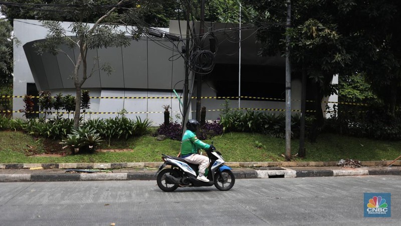 Petugas memeriksa pos polisi subsektor Pejompongan, Polsek Tanah Abang, Jakarta Pusat, Selasa (12/4/2022). Pos polisi  tersebut dibakar oleh orang tak dikenal usai kericuhan demo pada Senin (11/4/2022). ((CNBC Indonesia/ Tri Susilo)