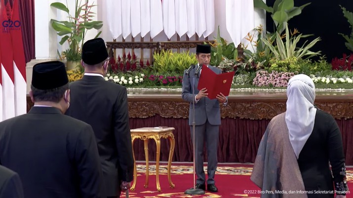 Presiden Joko Widodo Melantik Anggota KPU dan Bawaslu Masa Jabatan 2022-2027 Presiden Joko Widodo Melantik Anggota KPU dan Bawaslu Masa Jabatan 2022-2027, Istana Negara, 12 April 2022 (Tangkapan Layar Youtube Sekretariat Presiden)