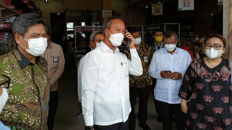 Menperin Agus Gumiwang melakukan sidak ketersediaan minyak goreng (CNBC Indonesia/Ferry Sandi)