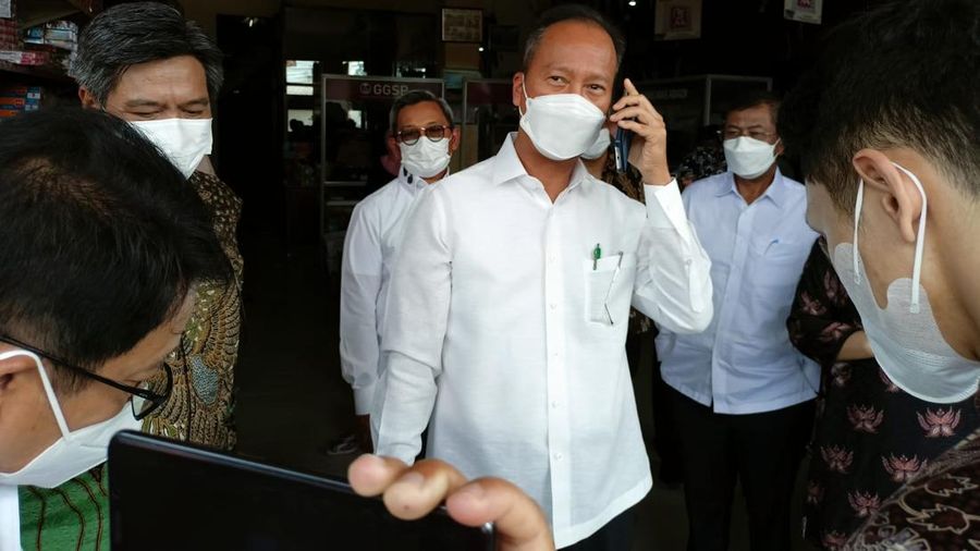 Menperin Agus Gumiwang melakukan sidak ketersediaan minyak goreng (CNBC Indonesia/Ferry Sandi)
