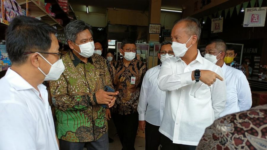 Menteri Perindustrian Agus Gumiwang saat sidak ke distributor 1 (D1) PT Sabda Tirta Selaras yang berlokasi di Jalan Raya Serang KM 22.5 KP Kawidaran, Cibadak, Rabu (13/4/22). (CNBC Indonesia/ Ferry Sandi)