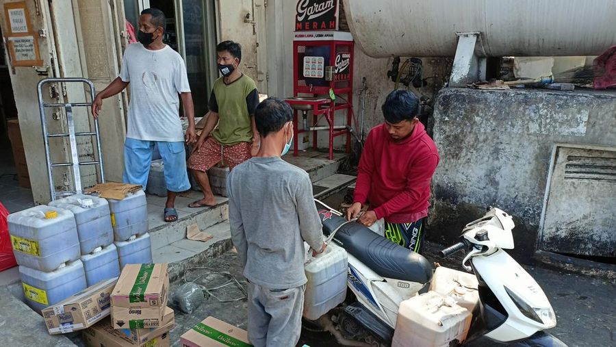 Menteri Perindustrian Agus Gumiwang saat sidak ke distributor 1 (D1) PT Sabda Tirta Selaras yang berlokasi di Jalan Raya Serang KM 22.5 KP Kawidaran, Cibadak, Rabu (13/4/22). (CNBC Indonesia/ Ferry Sandi)