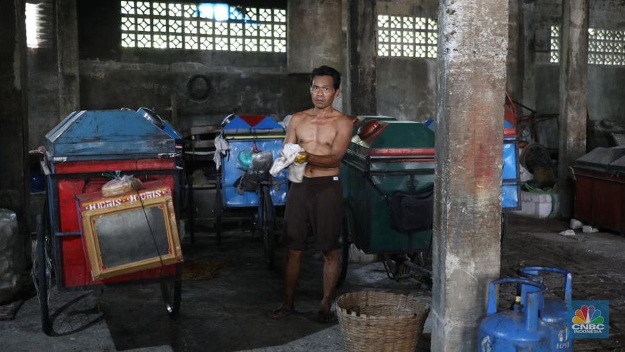 Pekerja beraktivitas di pabrik kerupuk Idris Jaya dikawasan Pasar Minggu, Kebagusan, Jakarta (13/4/2022). Tingginya harga minyak goreng memukul pengusaha yang bergantung pada minyak goreng, salah satunya pabrik kerupuk.  (CNBC Indonesia/ Tri Susilo)
