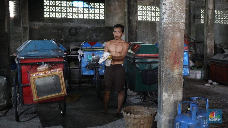 Pekerja beraktivitas di pabrik kerupuk Idris Jaya dikawasan Pasar Minggu, Kebagusan, Jakarta (13/4/2022). Tingginya harga minyak goreng memukul pengusaha yang bergantung pada minyak goreng, salah satunya pabrik kerupuk.  (CNBC Indonesia/ Tri Susilo)