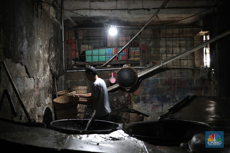 Pabrik Kerupuk (CNBC Indonesia/ Tri Susilo) Pekerja beraktivitas di pabrik kerupuk Idris Jaya dikawasan Pasar Minggu, Kebagusan, Jakarta (13/4/2022). Tingginya harga minyak goreng memukul pengusaha yang bergantung pada minyak goreng, salah satunya pabrik kerupuk. (CNBC Indonesia/ Tri Susilo)