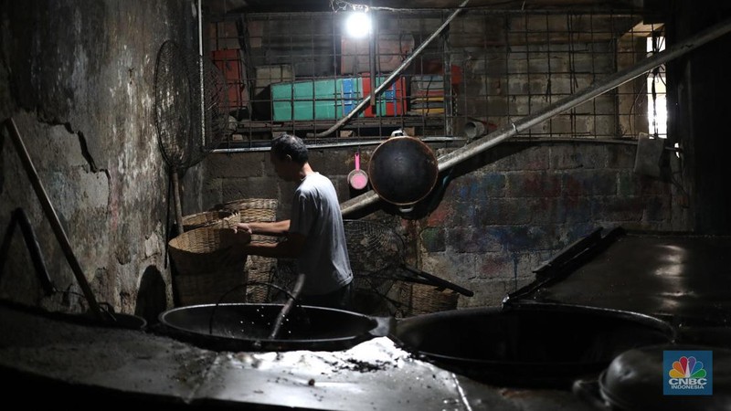 Pekerja beraktivitas di pabrik kerupuk Idris Jaya dikawasan Pasar Minggu, Kebagusan, Jakarta (13/4/2022). Tingginya harga minyak goreng memukul pengusaha yang bergantung pada minyak goreng, salah satunya pabrik kerupuk.  (CNBC Indonesia/ Tri Susilo)
