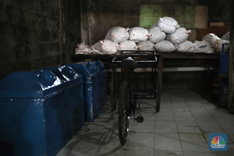 Pabrik Kerupuk (CNBC Indonesia/ Tri Susilo) Pekerja beraktivitas di pabrik kerupuk Idris Jaya dikawasan Pasar Minggu, Kebagusan, Jakarta (13/4/2022). Tingginya harga minyak goreng memukul pengusaha yang bergantung pada minyak goreng, salah satunya pabrik kerupuk. (CNBC Indonesia/ Tri Susilo)