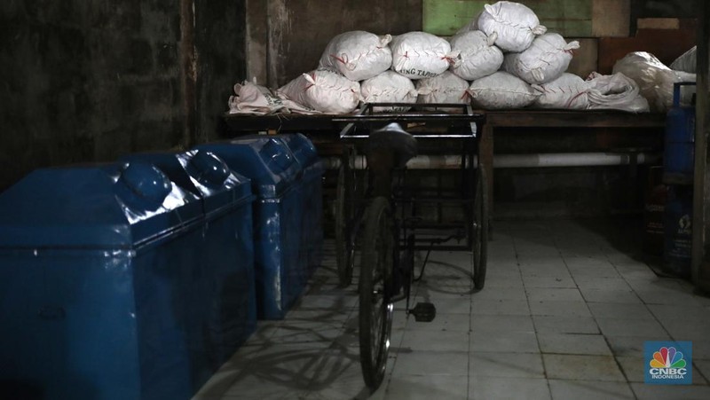 Pekerja beraktivitas di pabrik kerupuk Idris Jaya dikawasan Pasar Minggu, Kebagusan, Jakarta (13/4/2022). Tingginya harga minyak goreng memukul pengusaha yang bergantung pada minyak goreng, salah satunya pabrik kerupuk.  (CNBC Indonesia/ Tri Susilo)