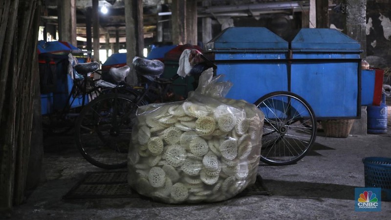 Pekerja beraktivitas di pabrik kerupuk Idris Jaya dikawasan Pasar Minggu, Kebagusan, Jakarta (13/4/2022). Tingginya harga minyak goreng memukul pengusaha yang bergantung pada minyak goreng, salah satunya pabrik kerupuk.  (CNBC Indonesia/ Tri Susilo)